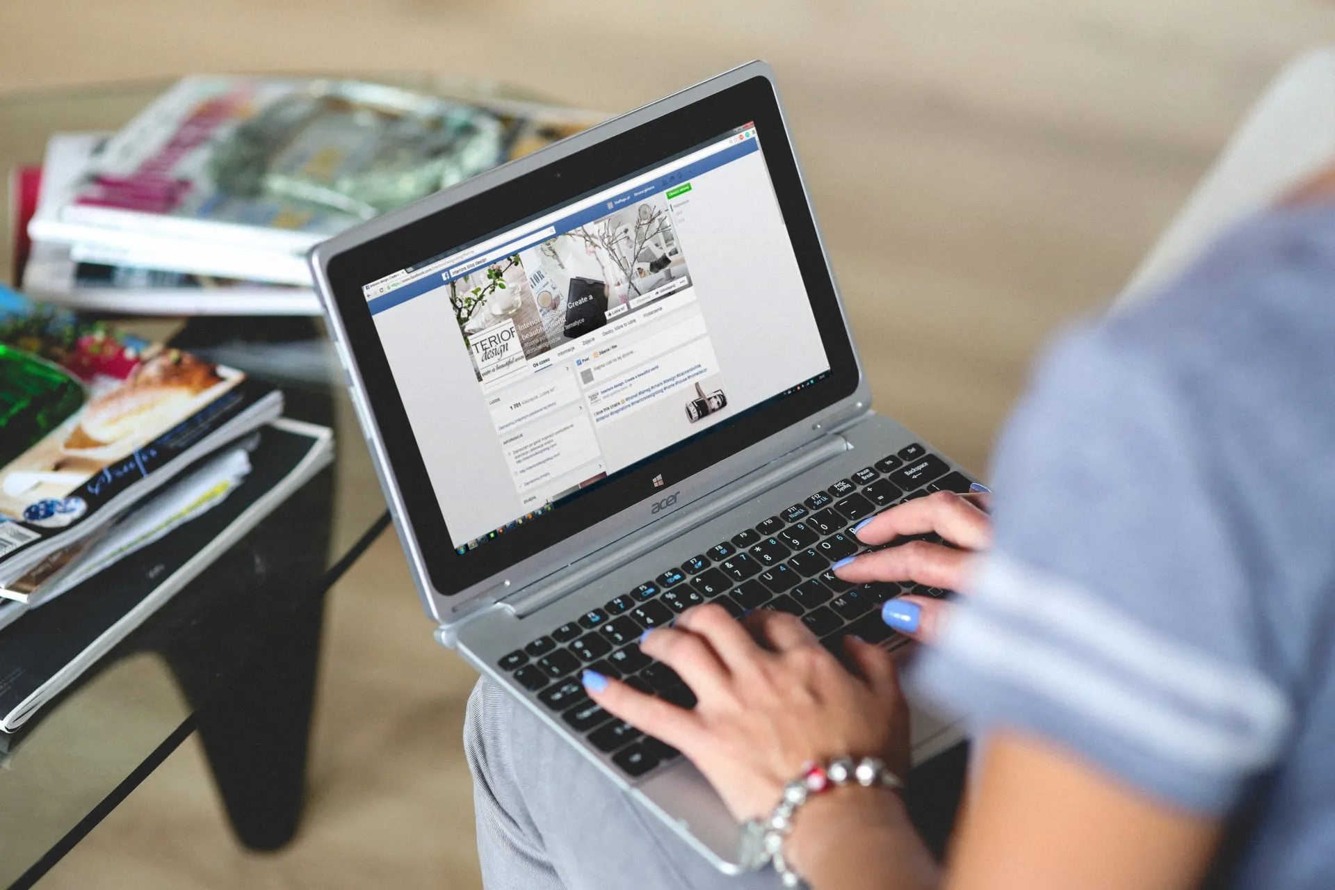 a women working on the laptop